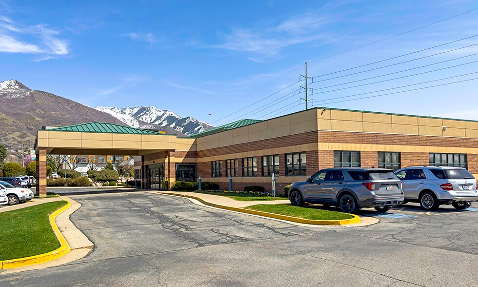 875 Country Hills Dr, Ogden, UT à louer - Photo du bâtiment - Image 2 de 7
