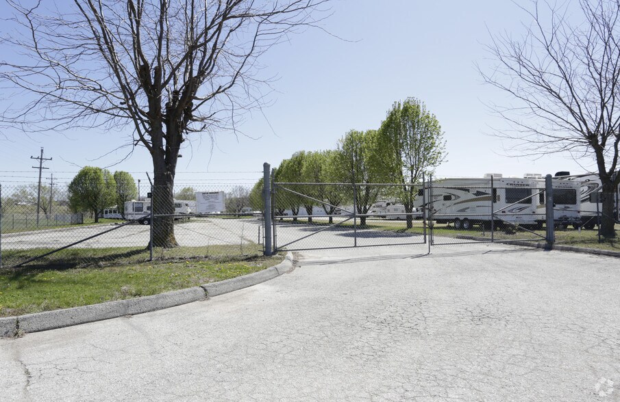 24105 W 43rd St, Shawnee, KS for lease - Building Photo - Image 3 of 9