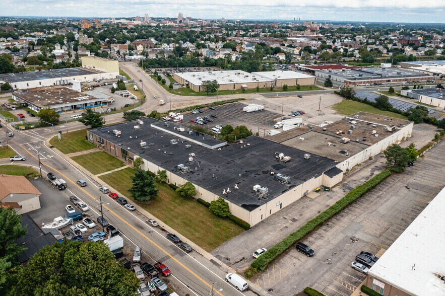 100 Niantic Ave, Providence, RI à louer - Aérien - Image 3 de 7
