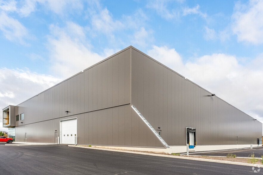 8100 Rue Armand-Viau, Québec, QC for lease - Building Photo - Image 2 of 16