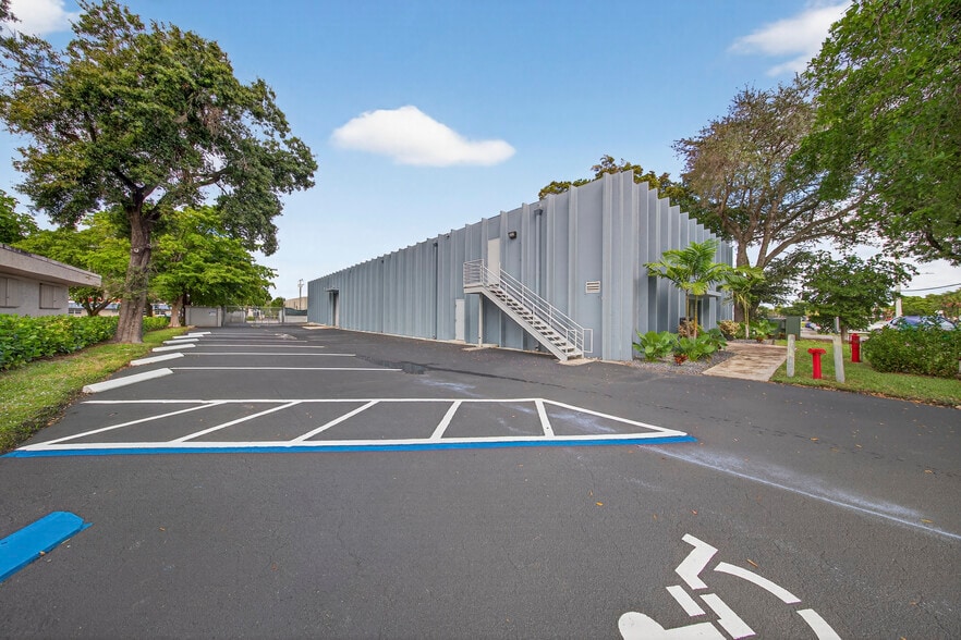 3111 W Mcnab Rd, Pompano Beach, FL for lease - Building Photo - Image 3 of 26