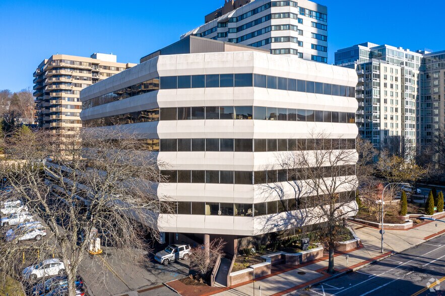 3 Barker Ave, White Plains, NY à louer - Photo du bâtiment - Image 2 de 7