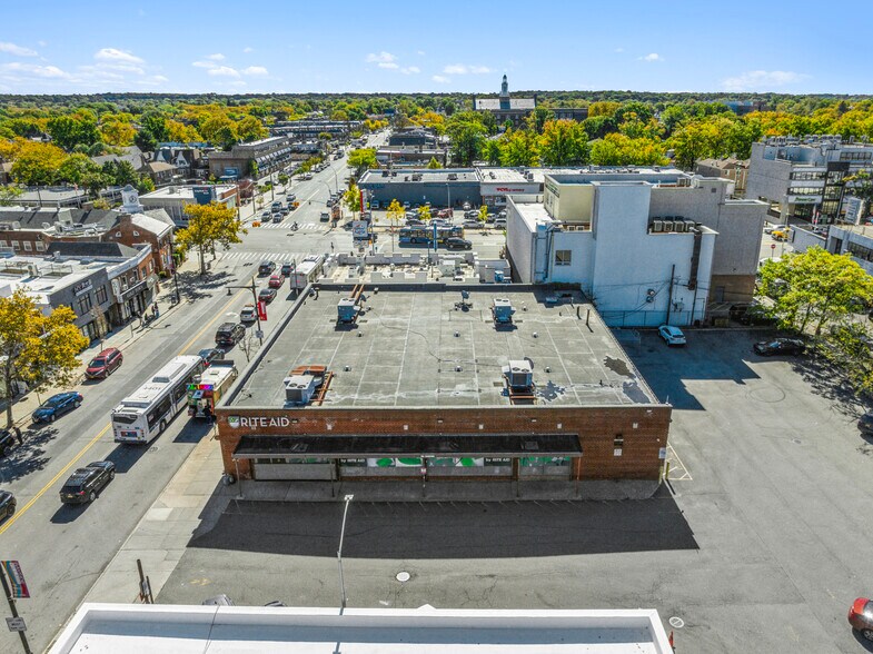 43-20 Bell Blvd, Bayside, NY à louer - Photo du bâtiment - Image 2 de 6