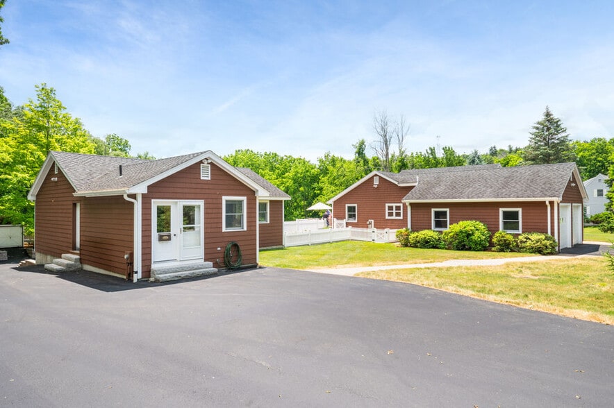 Commercial Flex & Private Resort portfolio of 2 properties for sale on LoopNet.ca - Building Photo - Image 2 of 4
