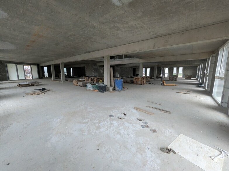 Flex in Le Petit-Quevilly for lease - Building Photo - Image 3 of 5