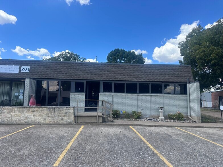 201 Ferris Ave, Waxahachie, TX à louer - Photo du bâtiment - Image 2 de 26