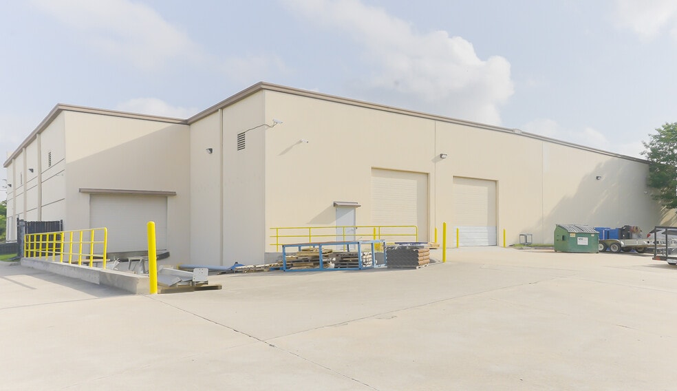 9933 Regal Row, Houston, TX for lease - Building Photo - Image 3 of 16