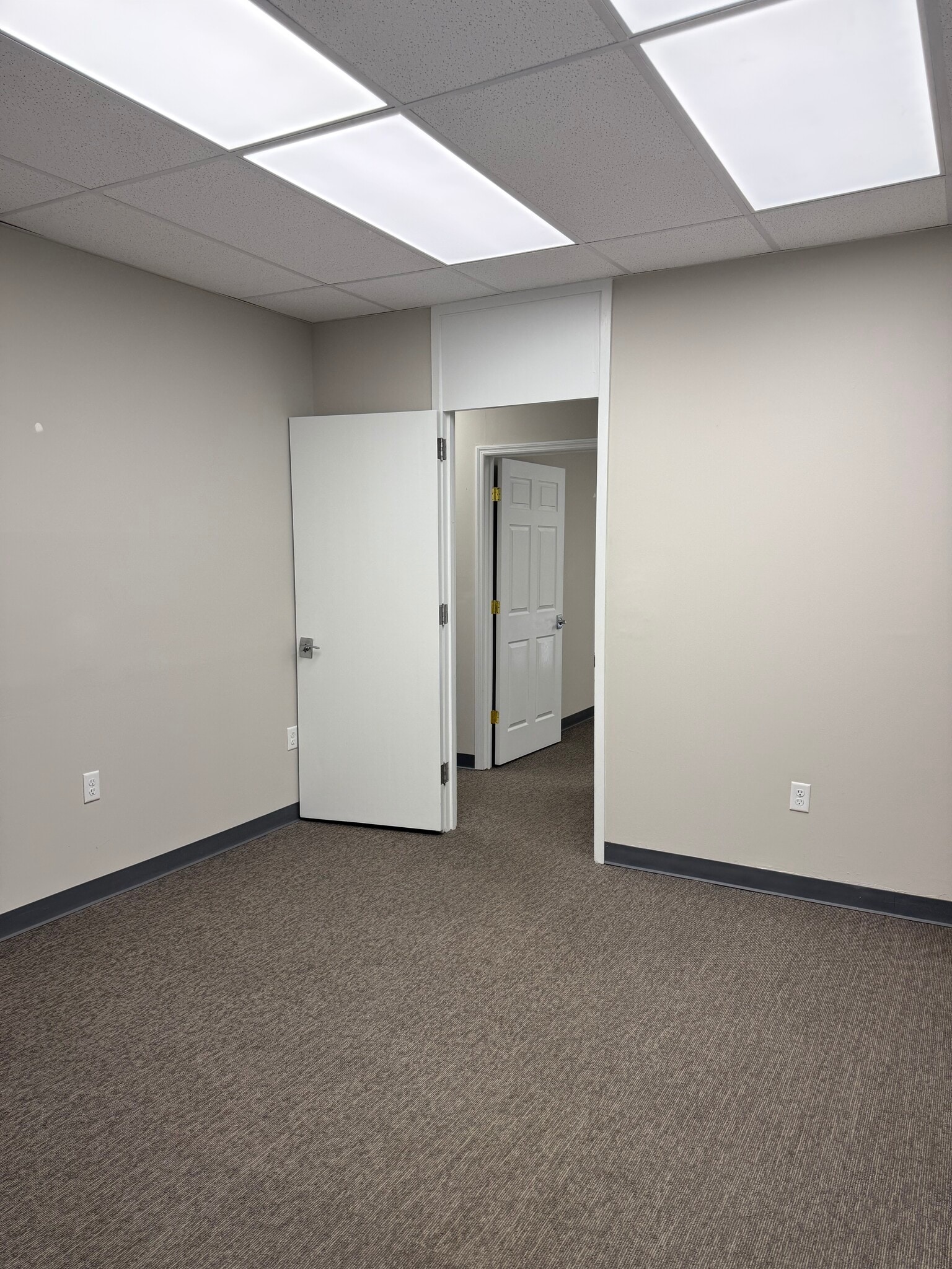 2013 Devonshire Dr, Columbus, GA for lease Interior Photo- Image 1 of 5