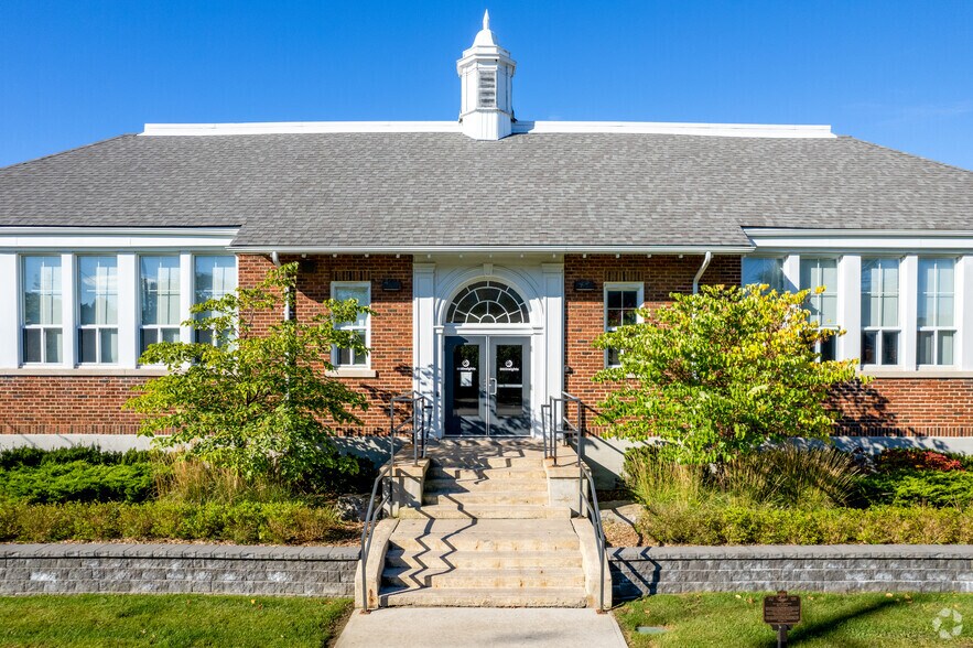 300 King St S, Whitby, ON à vendre - Photo principale - Image 1 de 1