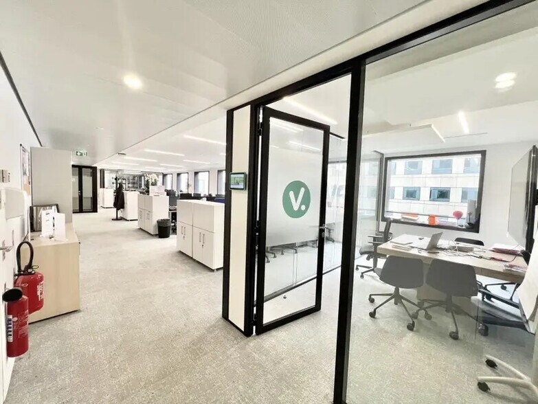 Bureau dans Courbevoie à louer - Photo du bâtiment - Image 2 de 7
