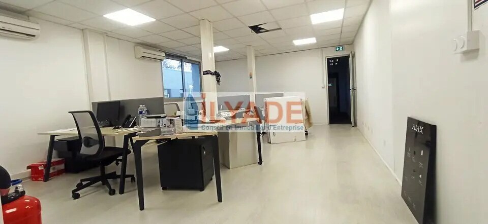 Office in Éguilles for lease - Interior Photo - Image 1 of 11