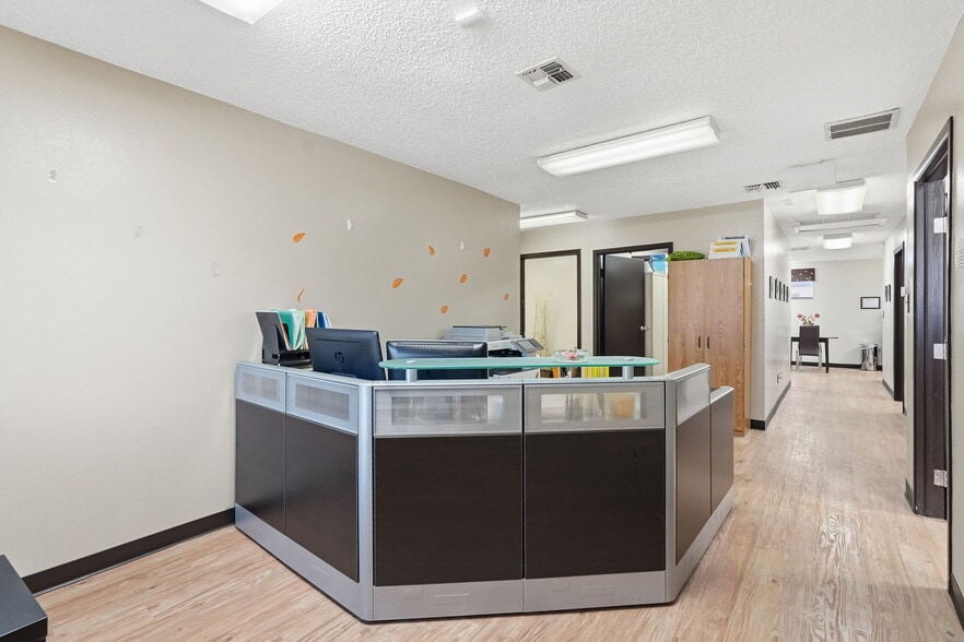 516 Lakeview Rd, Clearwater, FL for lease - Building Photo - Image 3 of 23