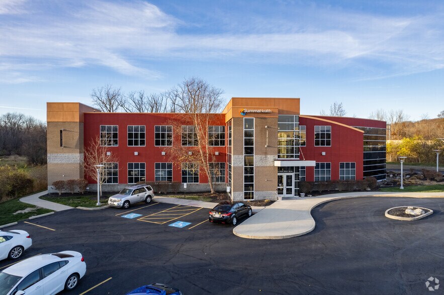 51 Park West Blvd, Akron, OH à louer - Photo du bâtiment - Image 3 de 8