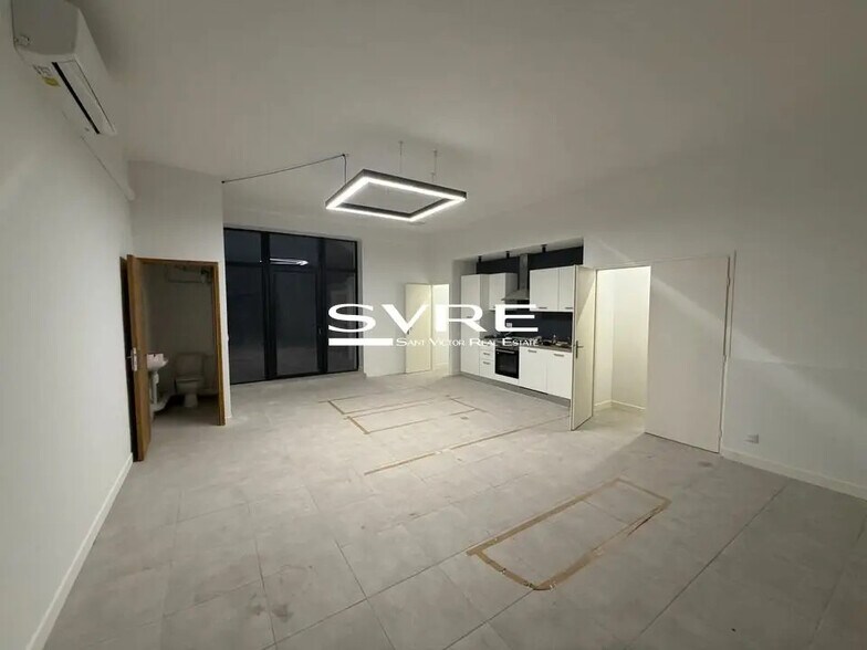 Retail in Marseille for lease - Interior Photo - Image 2 of 6