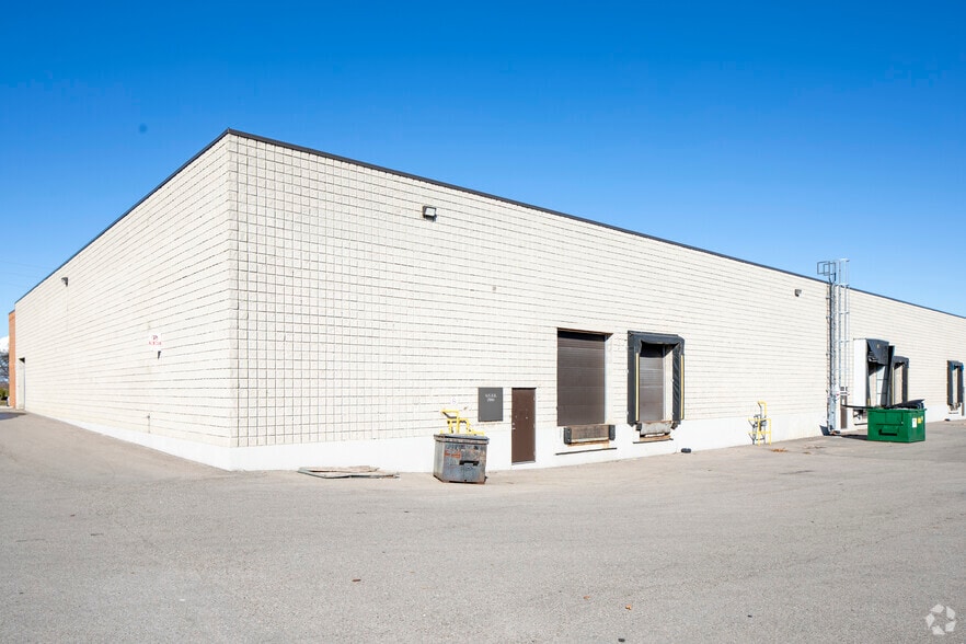 1750 Courtneypark Dr E, Mississauga, ON à louer - Photo du bâtiment - Image 3 de 15