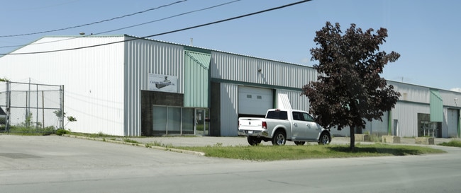 Plus de détails pour 337 Rue Charles-Marchand, Repentigny, QC - Industriel à louer