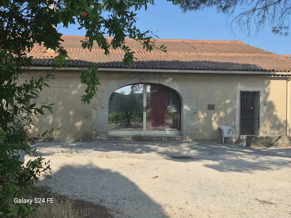 Office in Châteauneuf-du-Pape for lease Building Photo- Image 1 of 8