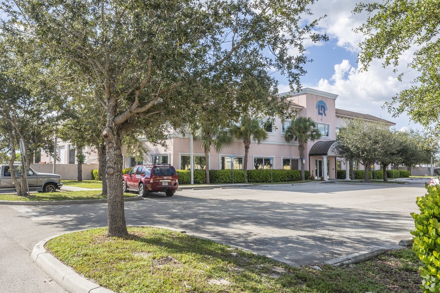 7959 Drew Cir, Fort Myers, FL for lease - Primary Photo - Image 1 of 8