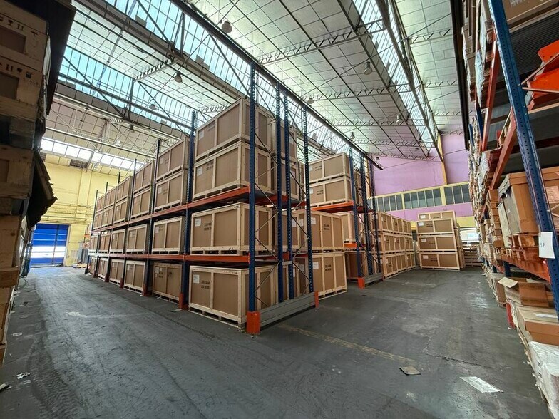 Industrial in Persan for lease - Interior Photo - Image 2 of 9