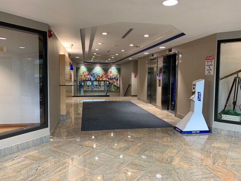 250 Grandview Dr, Fort Mitchell, KY à louer - Hall d’entrée - Image 2 de 5