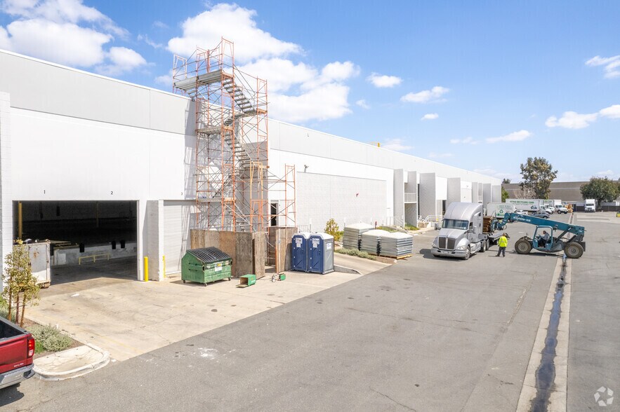 13941 Norton Ave, Chino, CA à louer - Photo du bâtiment - Image 3 de 5