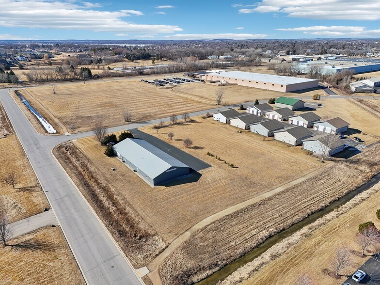 680 Enterprise Dr, Lake Mills, WI à louer - Photo du bâtiment - Image 2 de 87