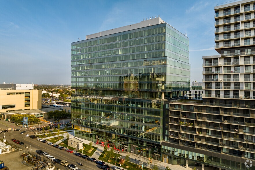 2000 Rue Jacques-Tétreault, Laval, QC à louer - Photo du bâtiment - Image 3 de 9