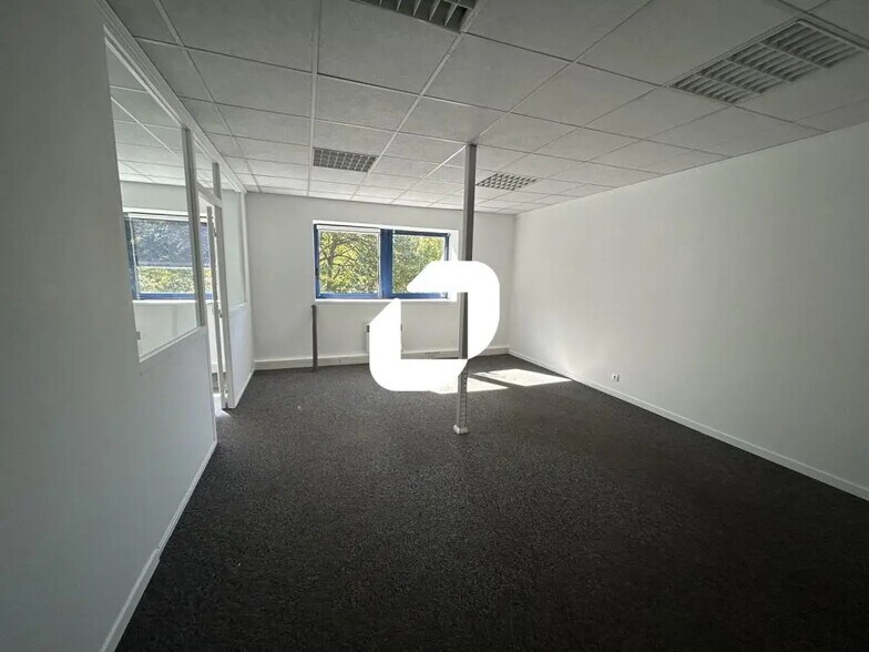Office in Noisy-le-Grand for lease - Interior Photo - Image 1 of 6