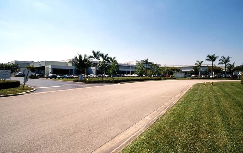 1800 NW 89th Pl, Miami, FL for lease - Building Photo - Image 2 of 50