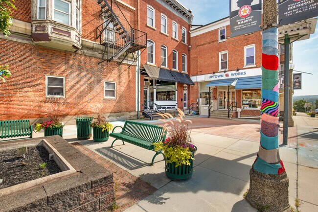 Plus de détails pour 105 E Main St, Somerset, PA - Commerce de détail à vendre
