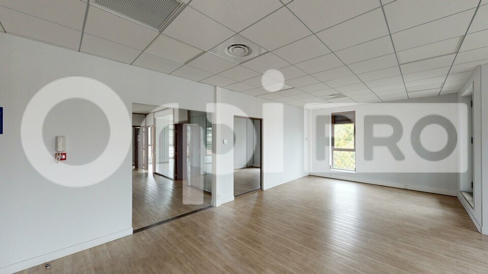 Office in Neuville-sur-Saône for lease - Interior Photo - Image 1 of 7