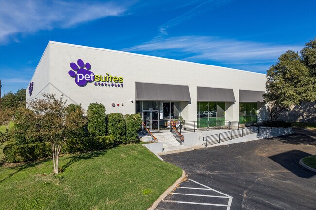 Plus de détails pour 13460 Midway Rd, Farmers Branch, TX - Commerce de détail à vendre