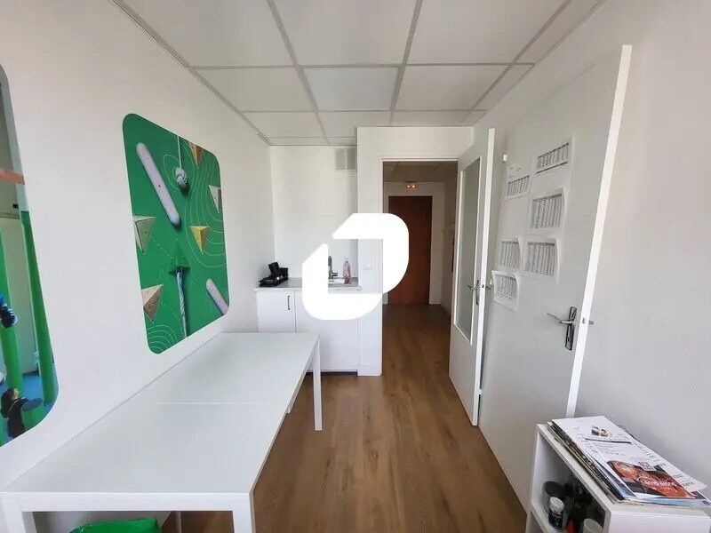 Office in Versailles for lease Interior Photo- Image 1 of 10