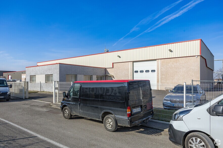 Flex dans Chassieu à louer - Photo du bâtiment - Image 2 de 2