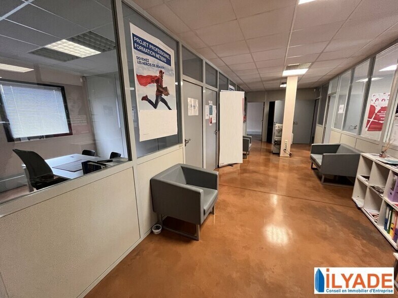 Office in Aubagne for lease - Interior Photo - Image 3 of 4