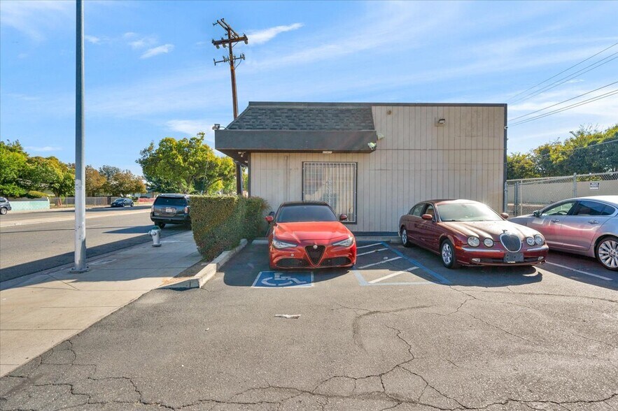 3298 E McKinley Ave, Fresno, CA à louer - Photo du bâtiment - Image 3 de 29