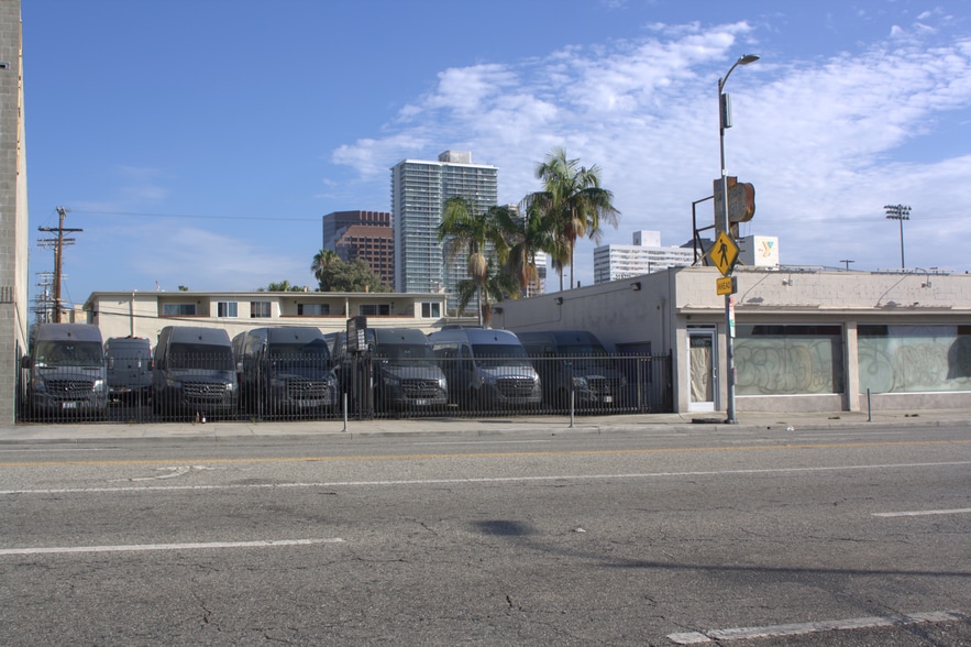 11857-11861 Santa Monica Blvd, Los Angeles, CA for sale - Building Photo - Image 2 of 3