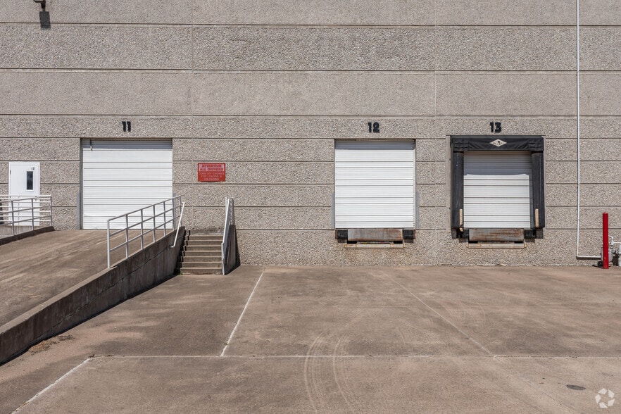 675 S Royal Ln, Coppell, TX for lease - Building Photo - Image 3 of 4