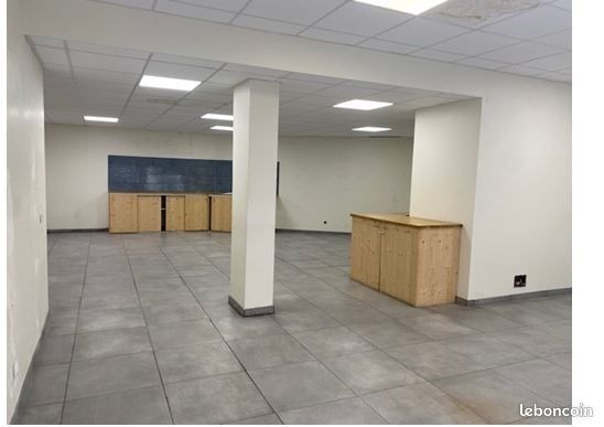 Retail in Lyon for lease Interior Photo- Image 1 of 6