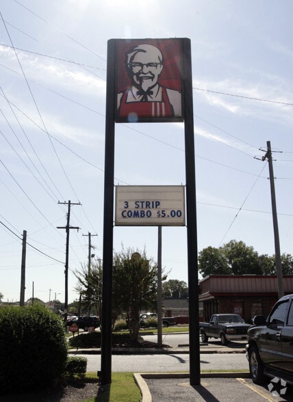 727 S Highland St, Memphis, TN for lease - Building Photo - Image 3 of 4