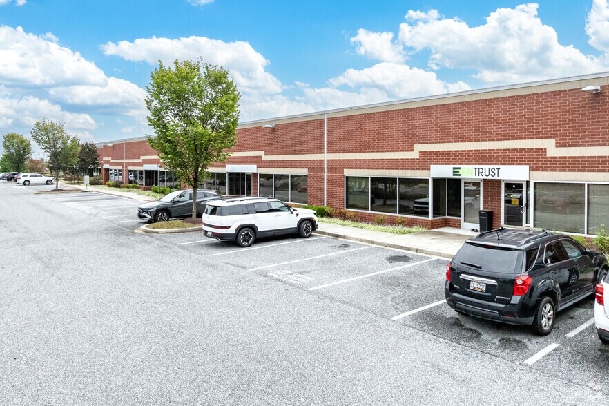 811 Pinnacle Dr, Linthicum Heights, MD à louer - Photo du bâtiment - Image 3 de 4