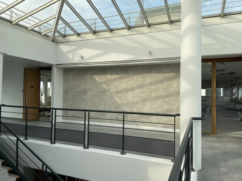 Office in Argenteuil for lease - Interior Photo - Image 3 of 26
