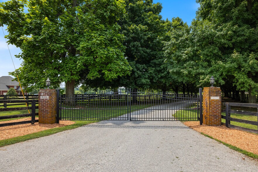 575 Moody Pike, Shelbyville, KY for sale - Primary Photo - Image 1 of 107