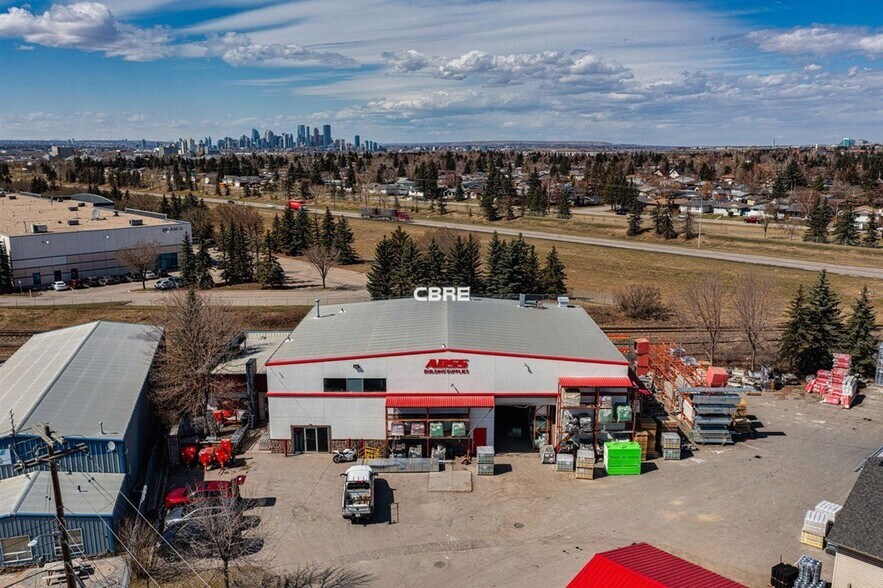 3296 44th Ave SE, Calgary, AB à louer - Photo du bâtiment - Image 3 de 6