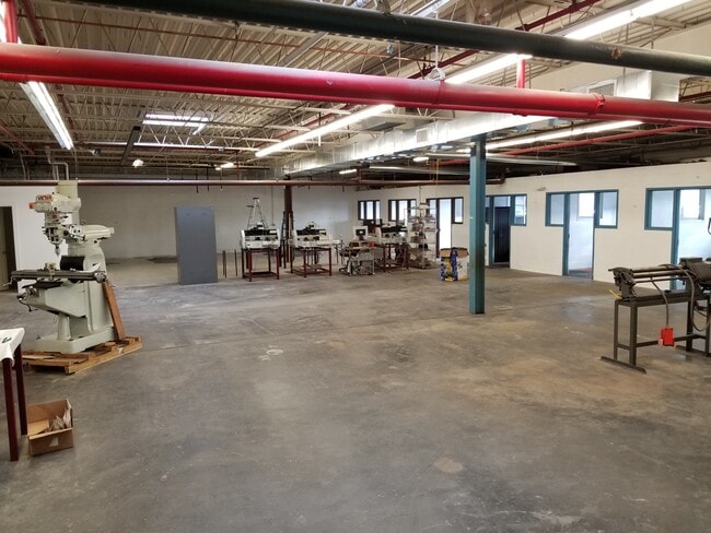 Plus de détails pour 123 Whiting St, Plainville, CT - Plusieurs types d'espaces à louer