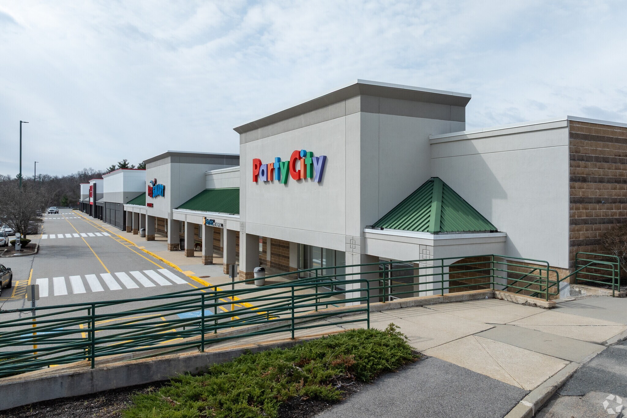 209-229 Hartford Ave, Bellingham, MA for lease Primary Photo- Image 1 of 3