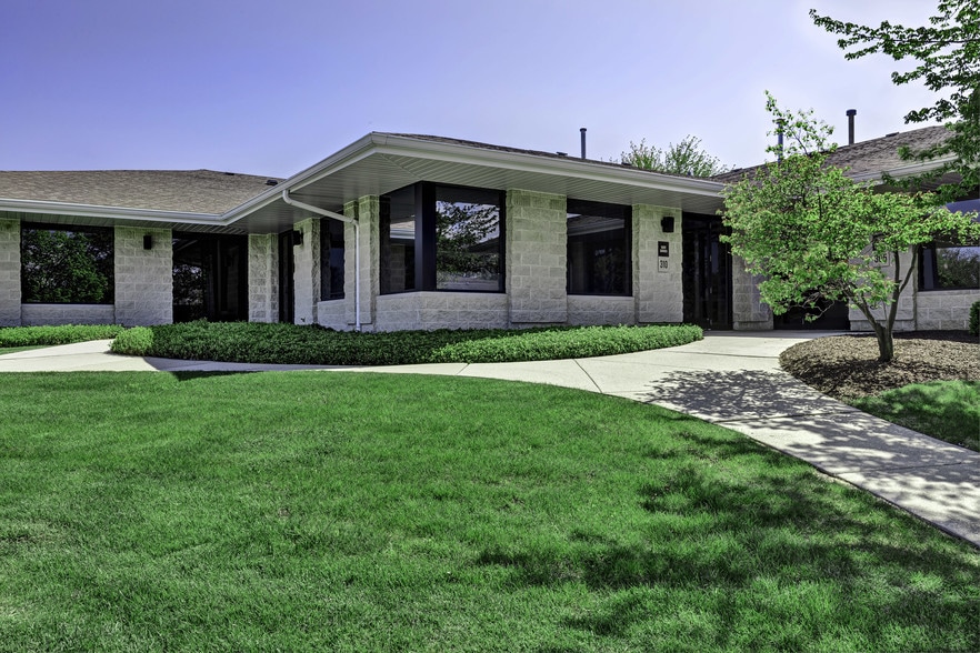300-490 Quail Ridge Dr, Westmont, IL for lease - Primary Photo - Image 1 of 10