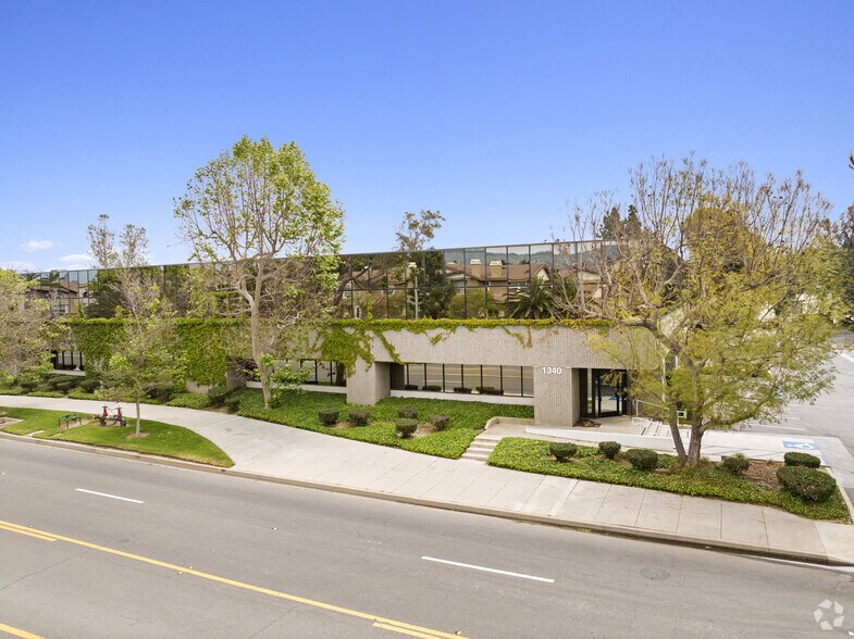 1340-1380 Flynn Rd, Camarillo, CA à louer - Photo du bâtiment - Image 1 de 6