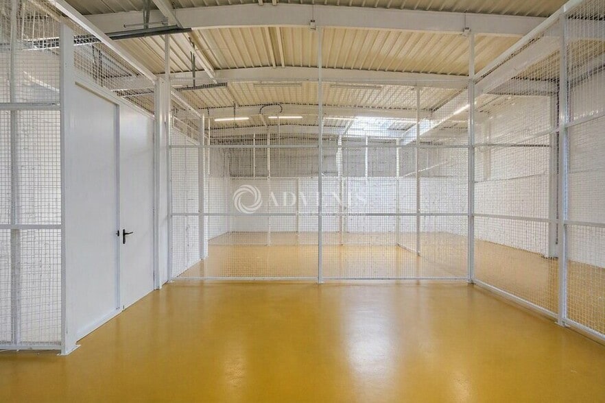 Flex in Roissy En France for lease - Interior Photo - Image 1 of 10