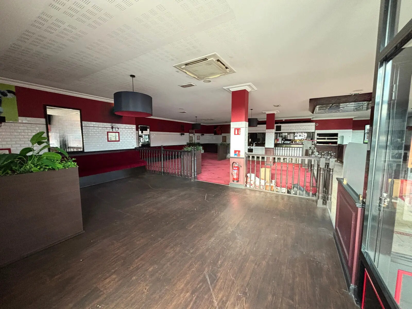 Retail in Bourgoin-Jallieu for lease Interior Photo- Image 1 of 2